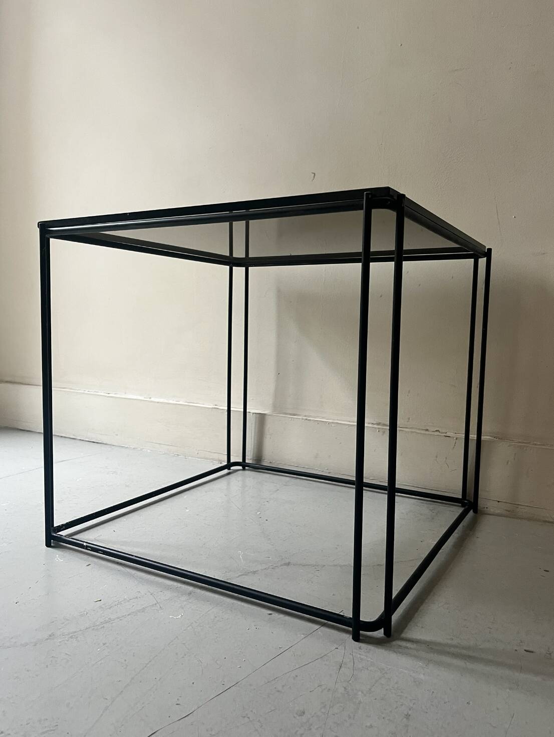 Table basse en métal filaire noir et verre fumé, design 1970
