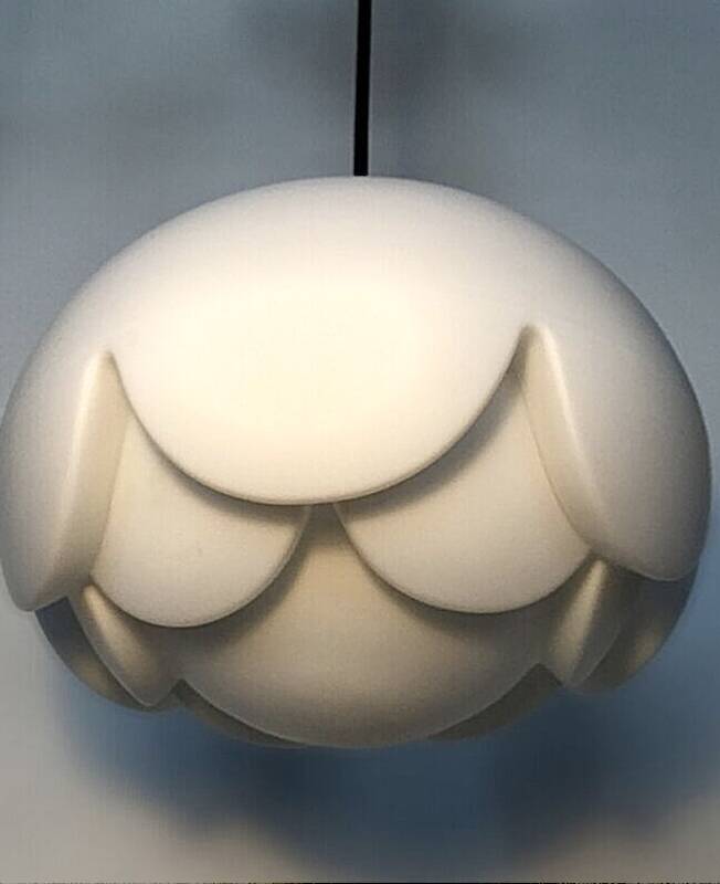 Suspension en verre opalin stylisé (fleur) De peill & Putzler, design 1970