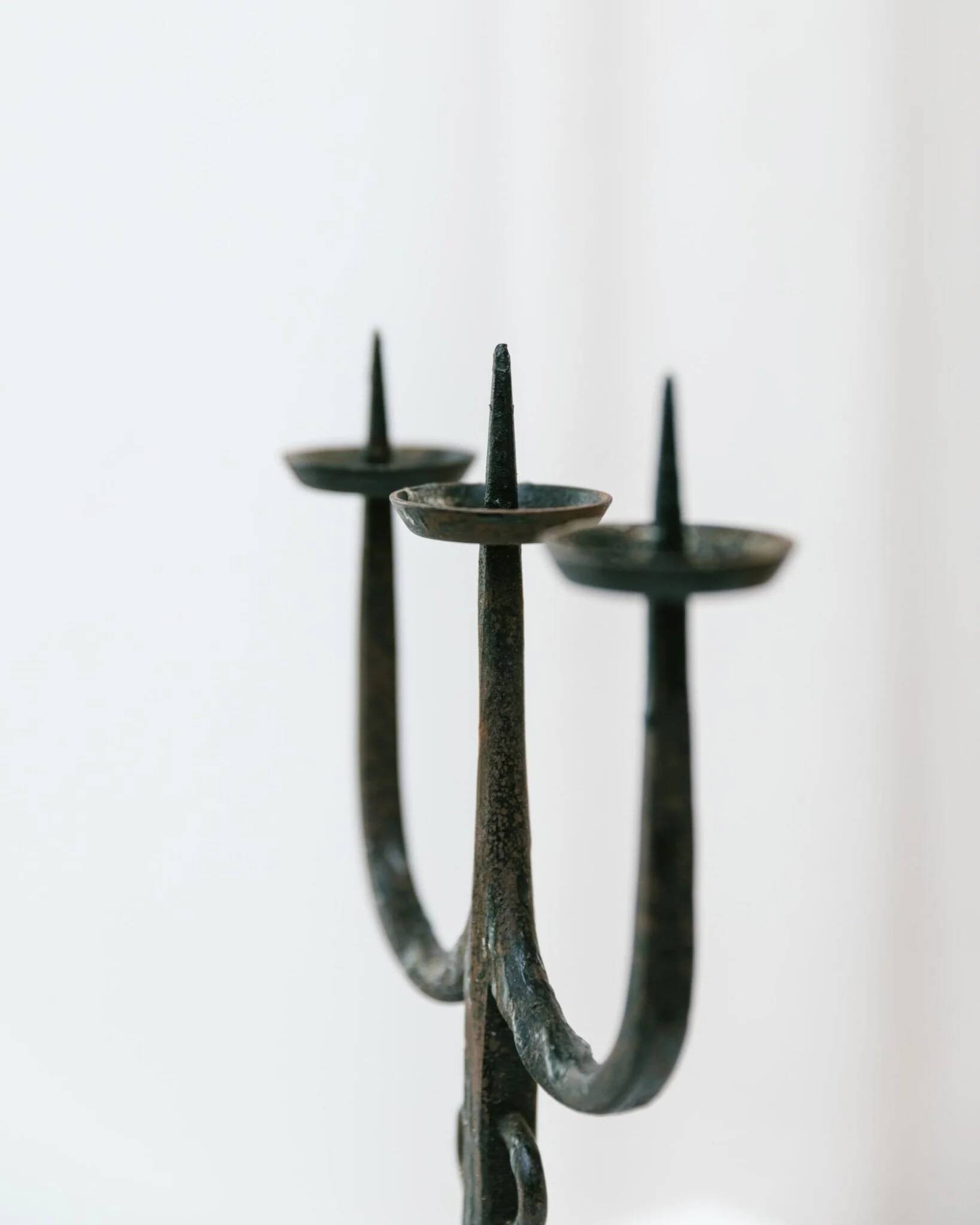 Black hand-forged iron candleholder statue with mid-century, 70s Brutalist tripod design