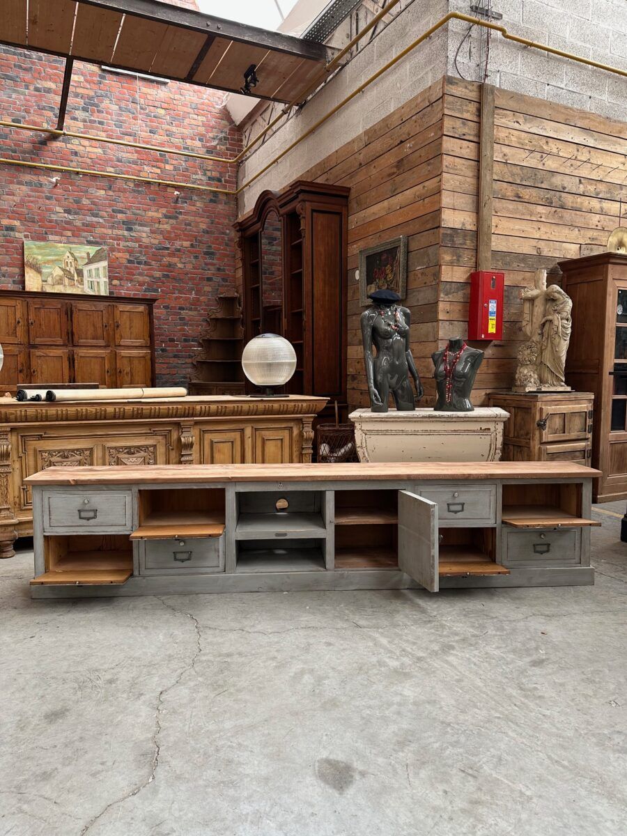 Ancien meuble de métier transformé en meuble télé