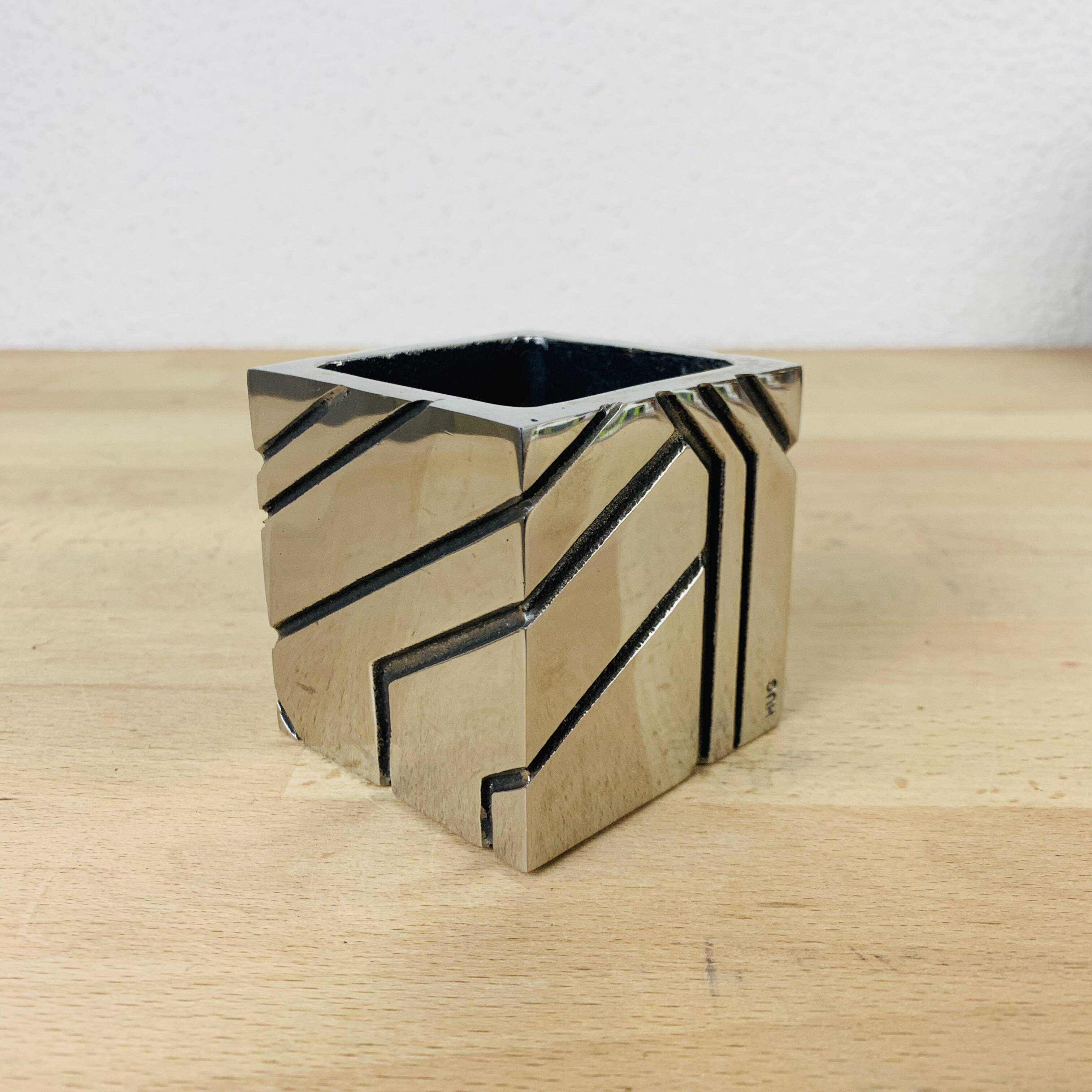 Pot à crayon brutaliste cube métal