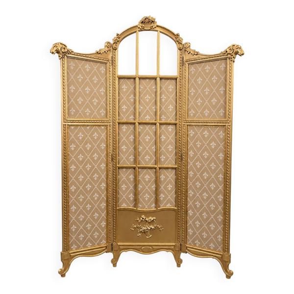 Paravent en bois doré décoré dans le style Louis XVI, orné de têtes de bélier.