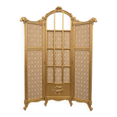 Paravent en bois doré décoré dans le style Louis XVI, orné de têtes de bélier.