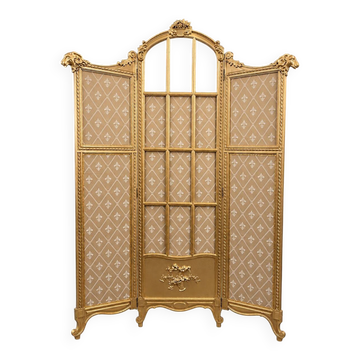 Paravent en bois doré décoré dans le style Louis XVI, orné de têtes de bélier.