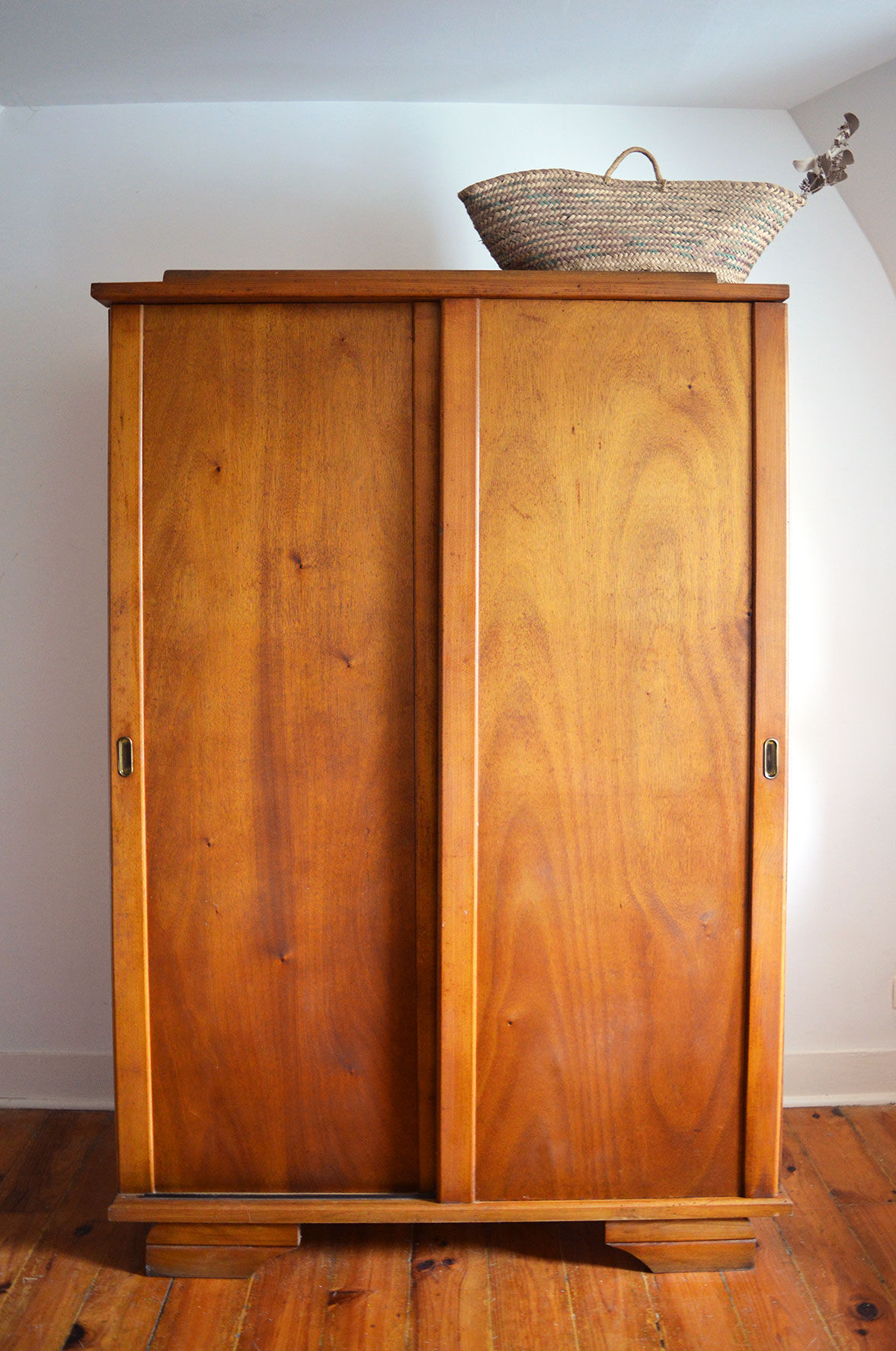 Wardrobe in blond wood