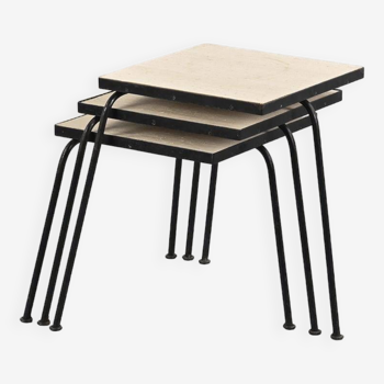 Ensemble de 3 tables gigognes en métal laqué noir, vers 1960