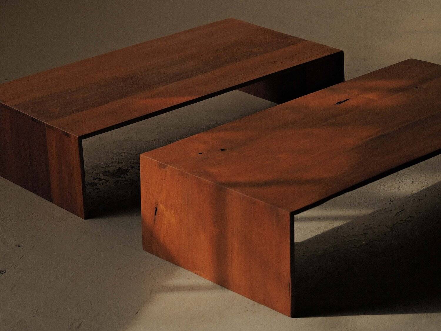 Pair of nesting coffee tables in solid wood, around 1980.