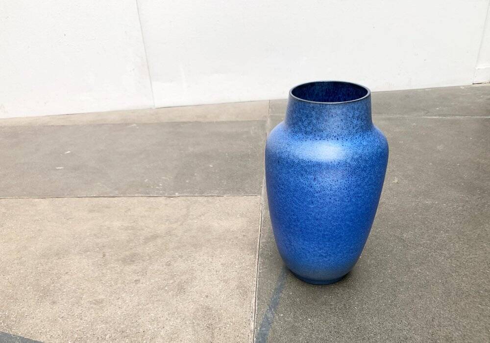 Large blue vase on a German workshop stand from the mid-20th century by Bückeburg Keramik, 1960s.