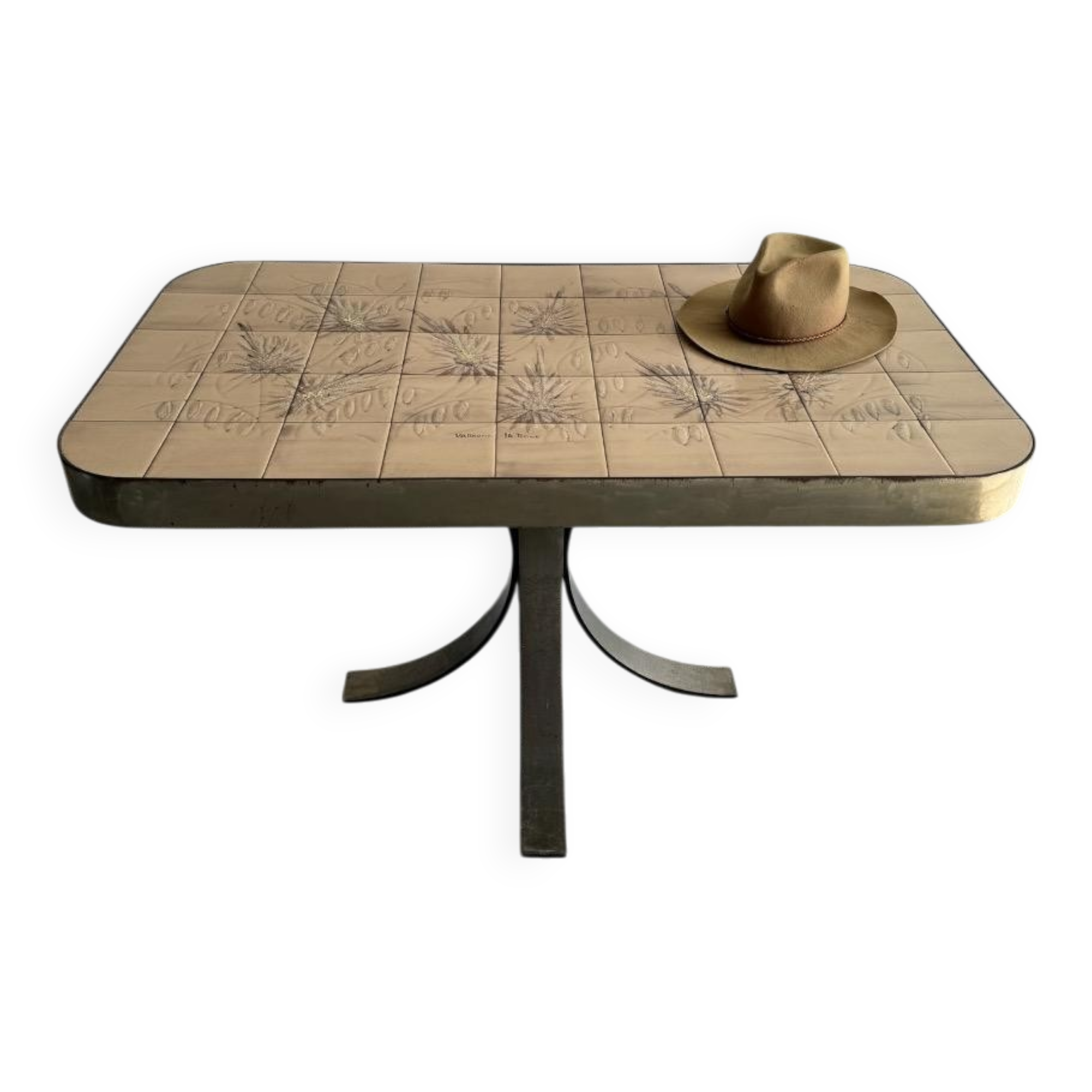 Table d'appoint élégante en bois brun foncé, style années 1950, rare et raffinée. Dimensions : 134 × 67 × 67 cm.