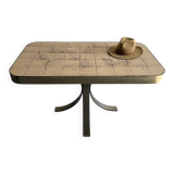 Table d'appoint élégante en bois brun foncé, style années 1950, rare et raffinée. Dimensions : 134 × 67 × 67 cm.