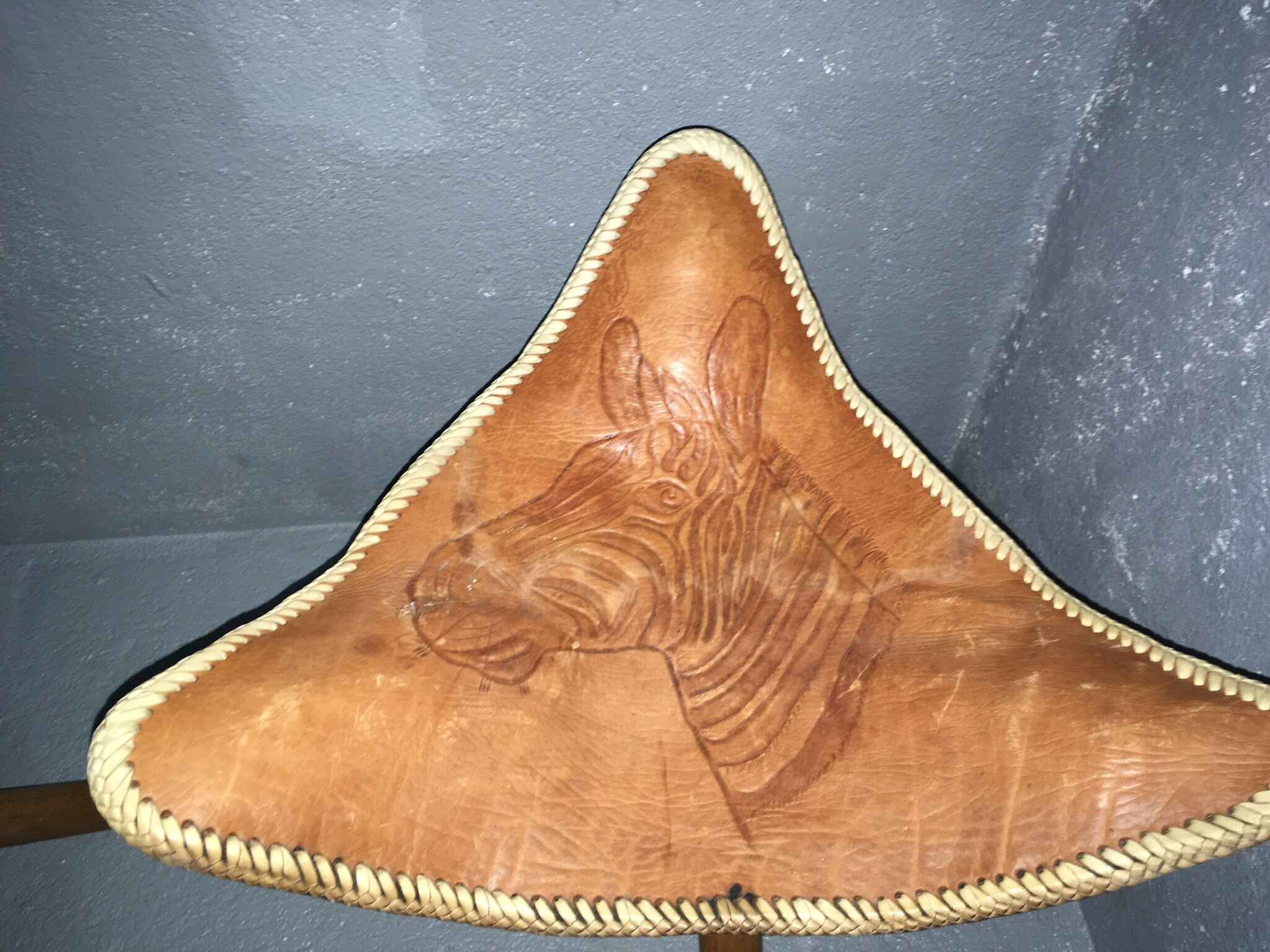 Paires de tabourets tripode en cuir