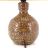 Lampe boule en grès de Guy Baudat, abat jour jaune, années 70