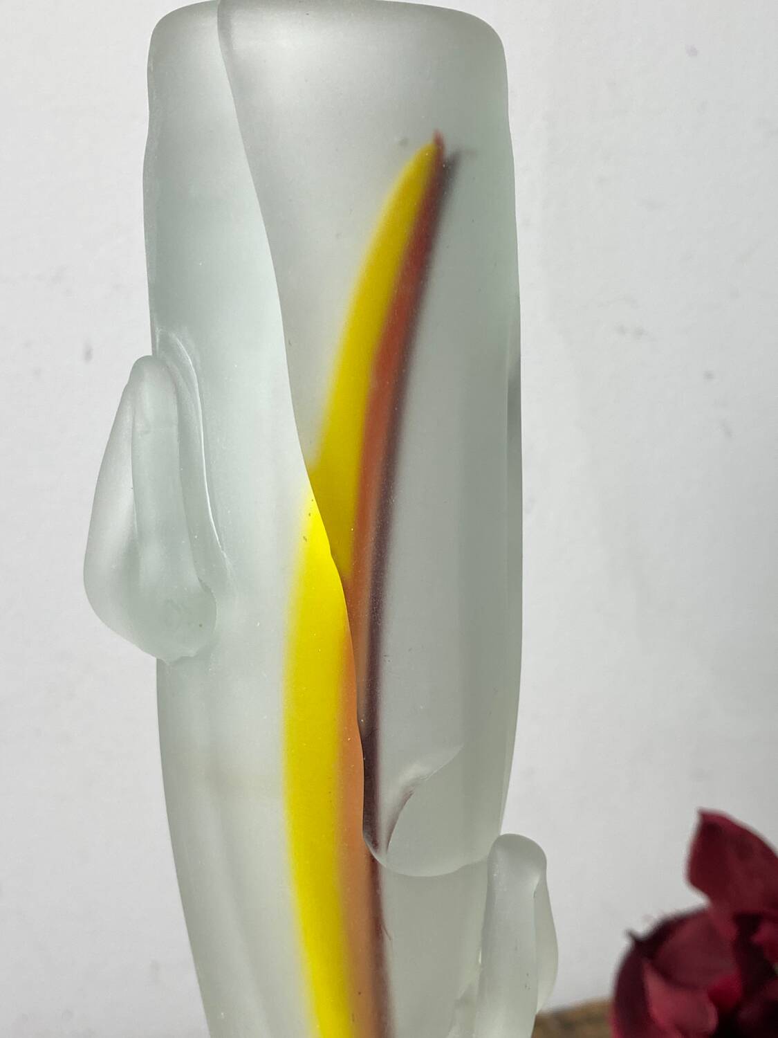 Vase in opaque glass paste