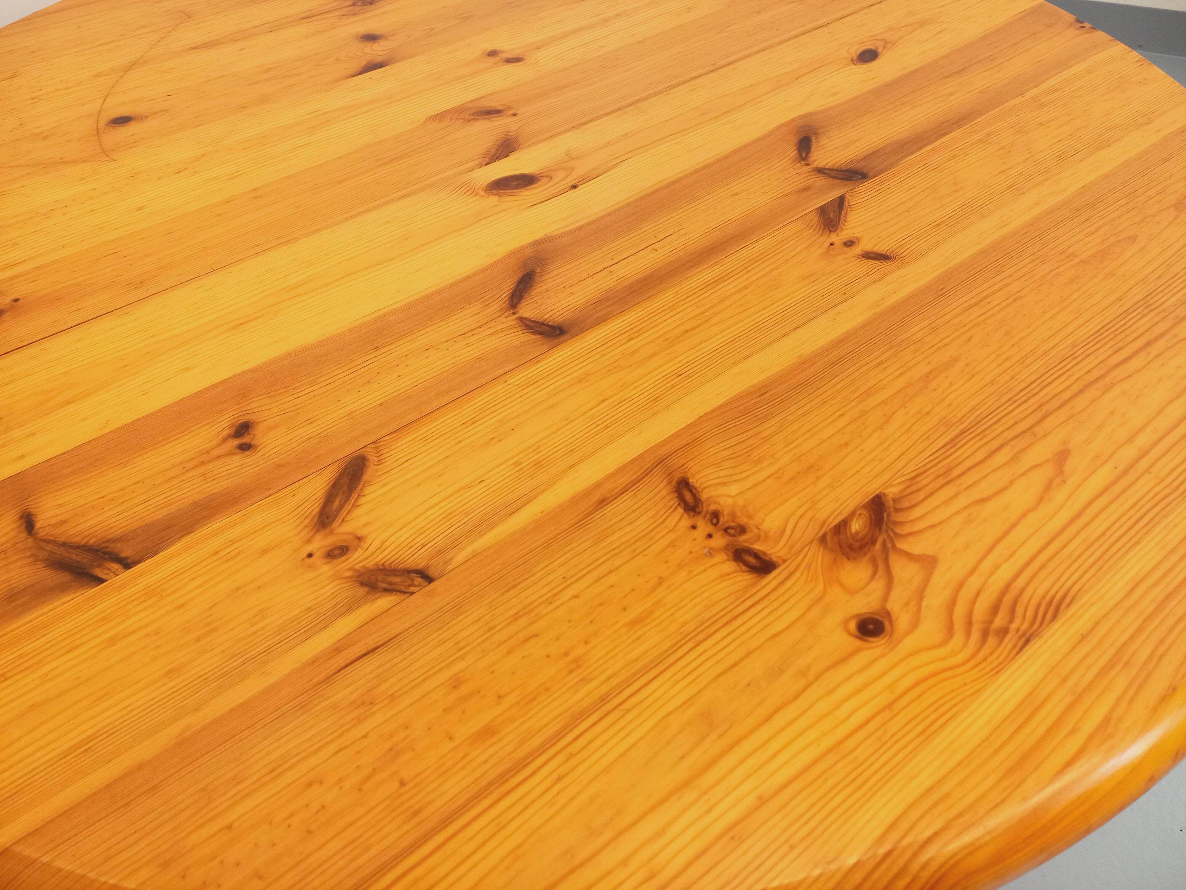 Vintage Scandinavian round dining table by Rainer Daumiller in pine from the 1960s.