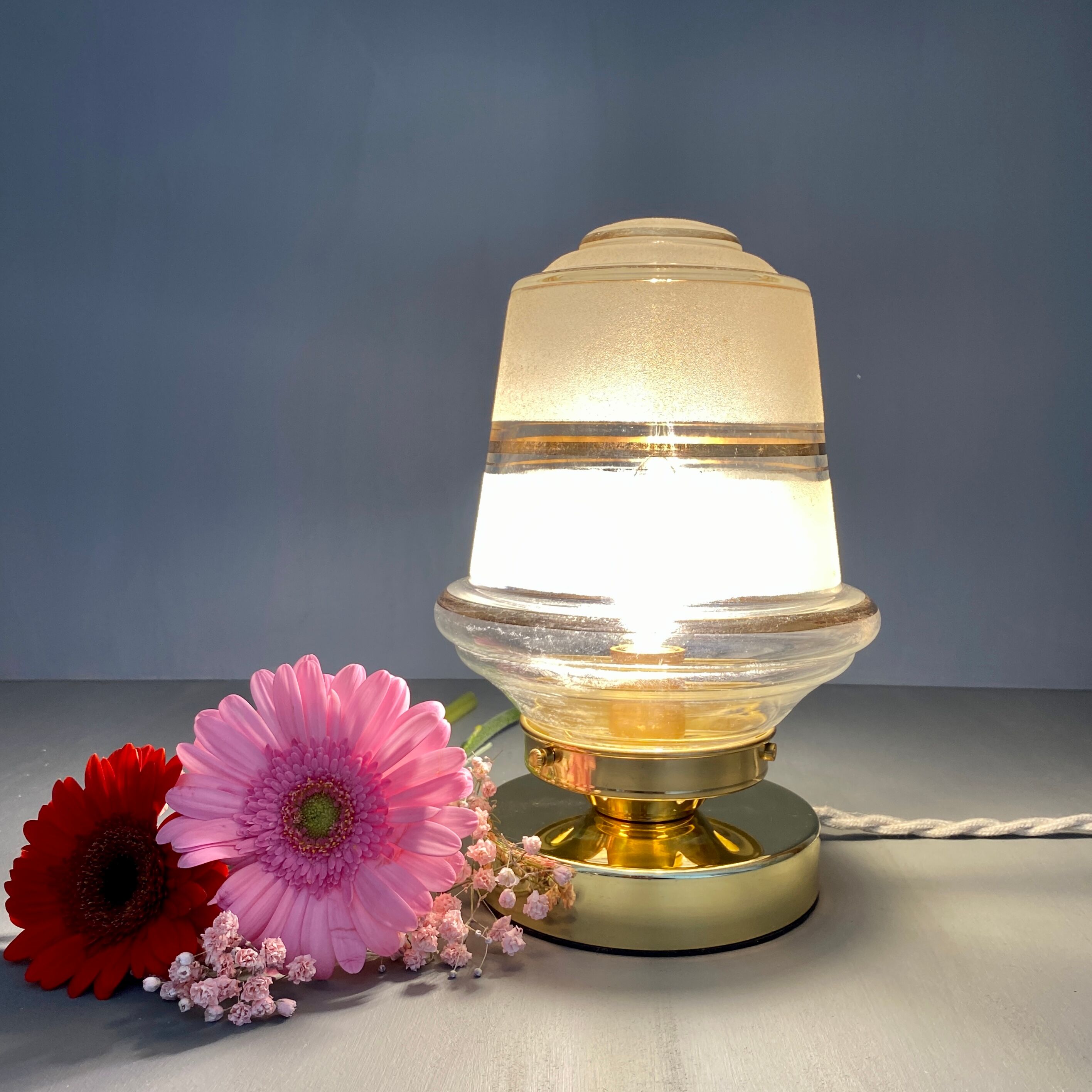 Vintage globe table lamp in white and gold frosted glass