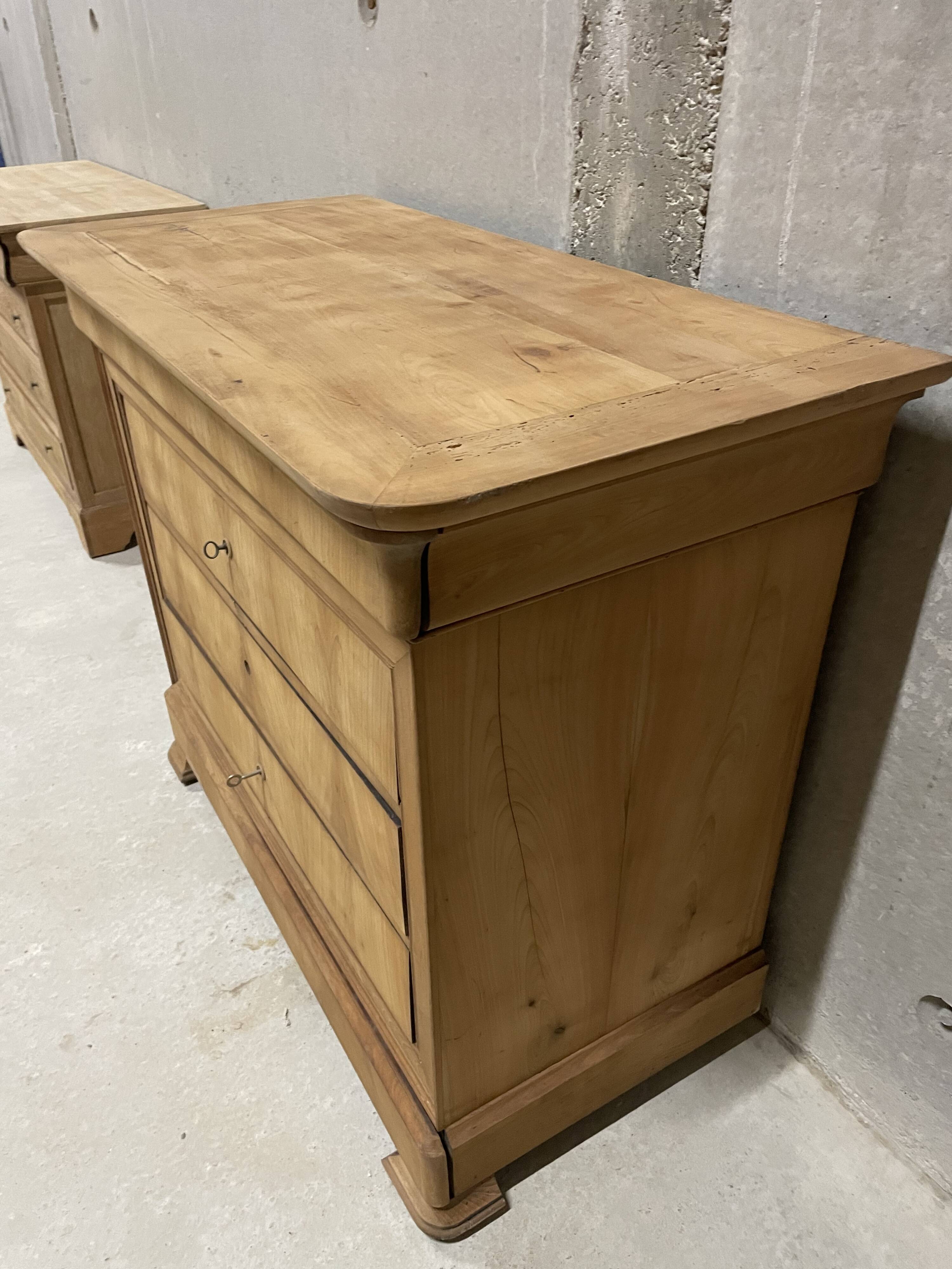 Antique sandblasted chest of drawers – classic style with authentic charm