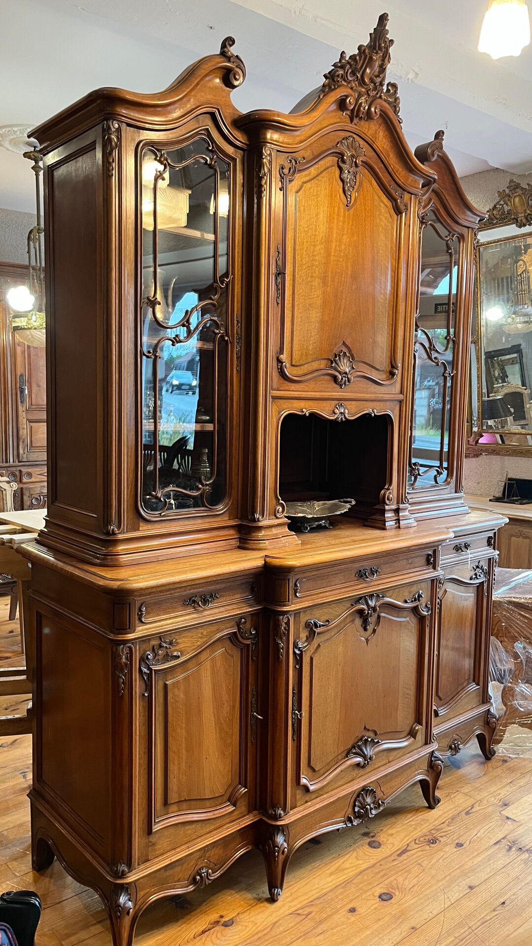 Buffet Noyer de style Louis XV