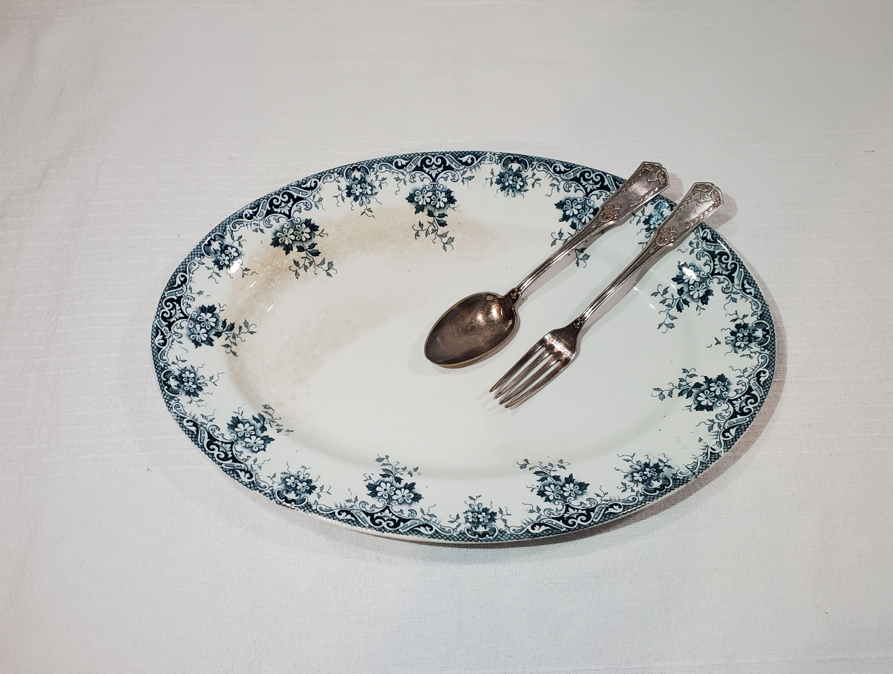 Plat ovale de la faïencerie St Amand modèle Printanier, terre de fer