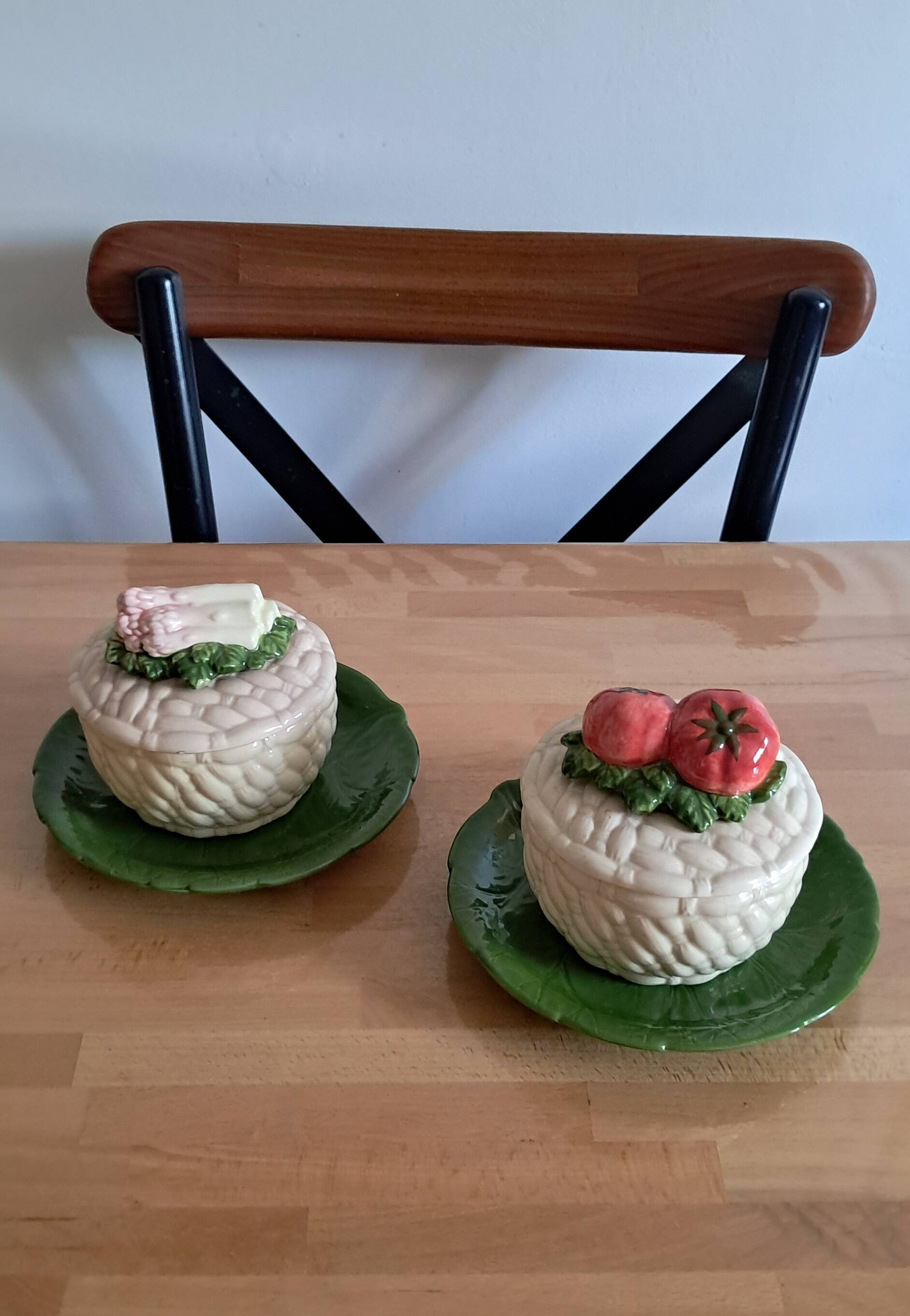 Pots with lids and saucers