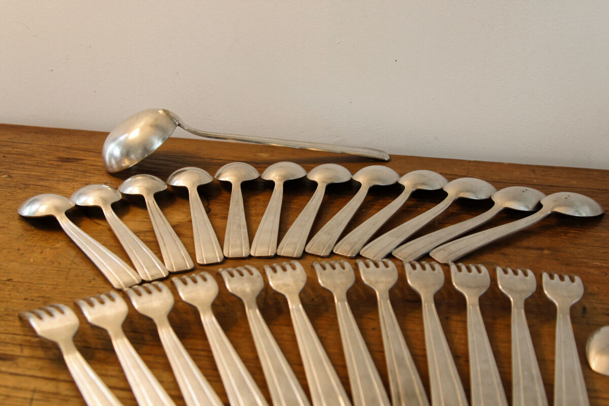 Art Deco cuttlery in silver metal