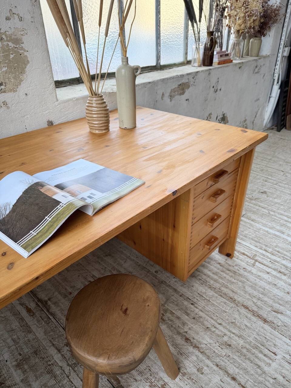Bureau pin suédois style aperldoon 1970