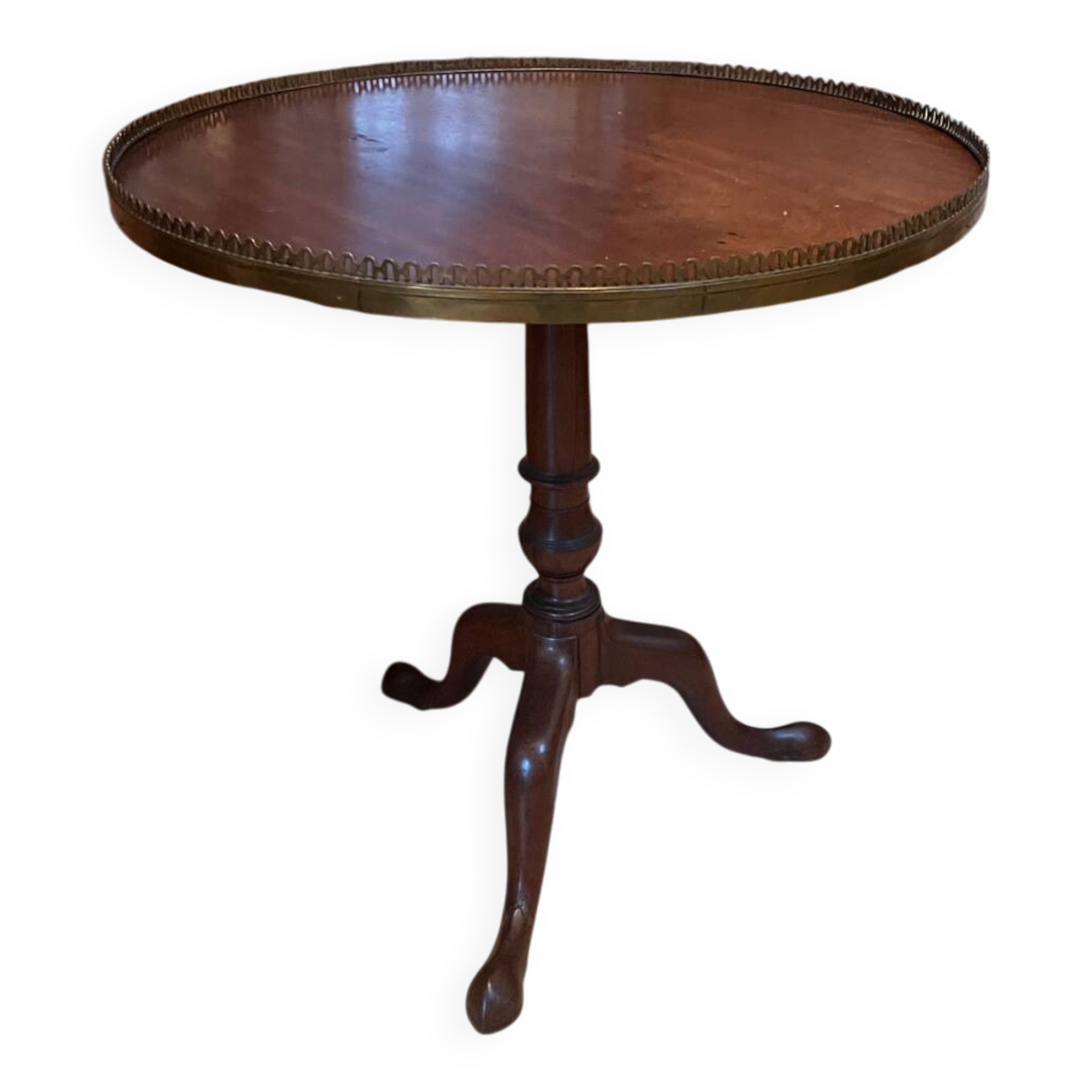 Folding gueridon, tripod in carved mahogany and brass. Late 19th century.