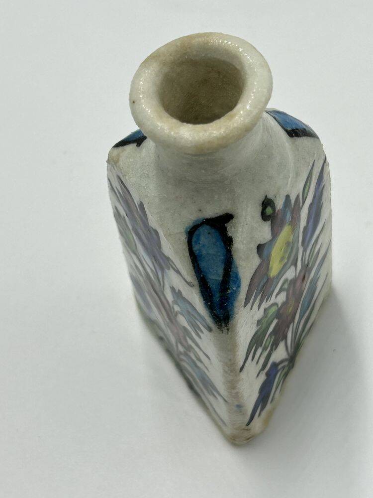 Trilobe enameled earthenware bottle, Persia, Iznik, 19th century