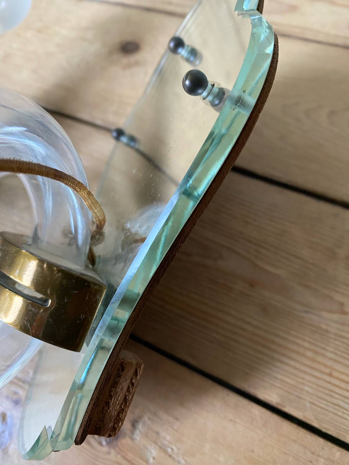 Applique murale ancienne en laiton et verre cristal