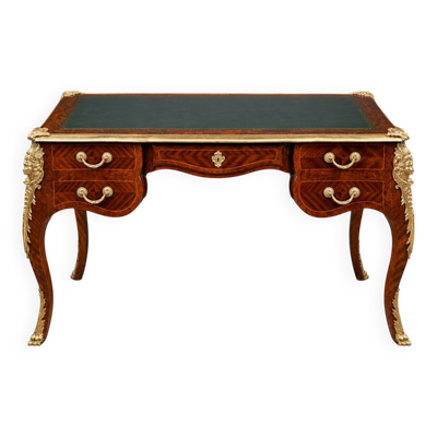 Bureau de style Louis XV. Marqueterie, bronze doré.