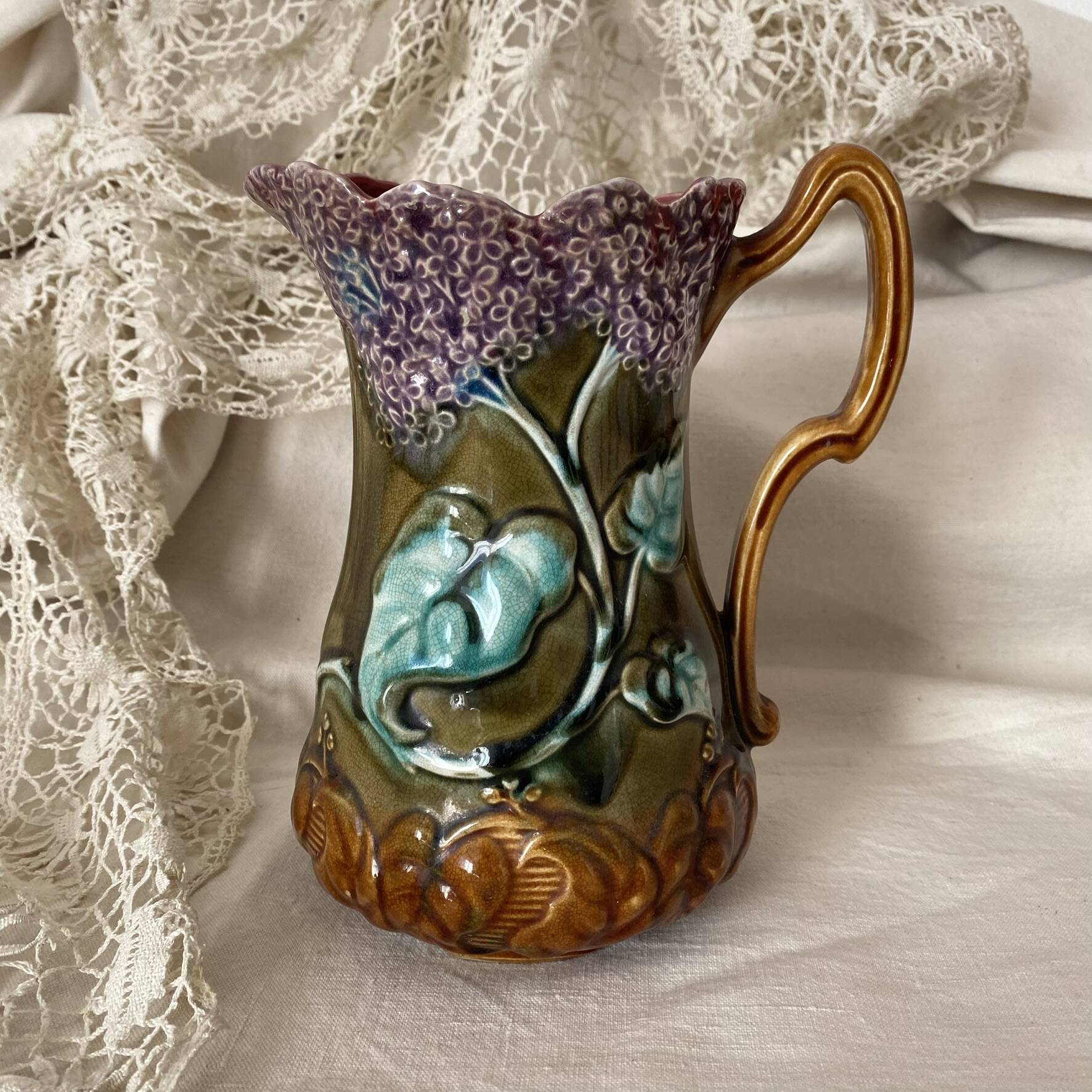 Pichet en barbotine Onaing décor Lilas art nouveau