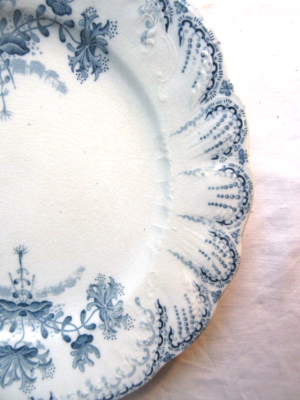 Flat plate Terre de Fer Saint Amand, Regency model, in blue