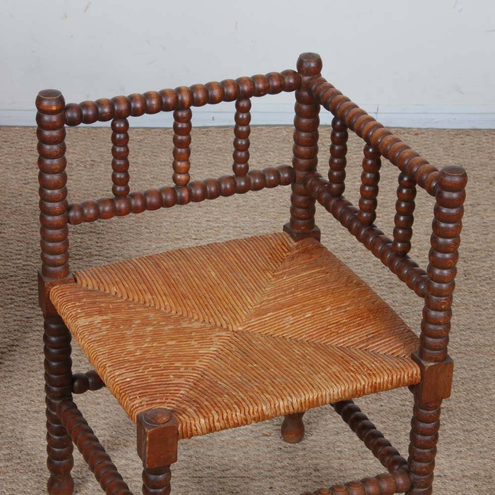 Paire de petites chaises d'angle paillées en bois tourné, 1940