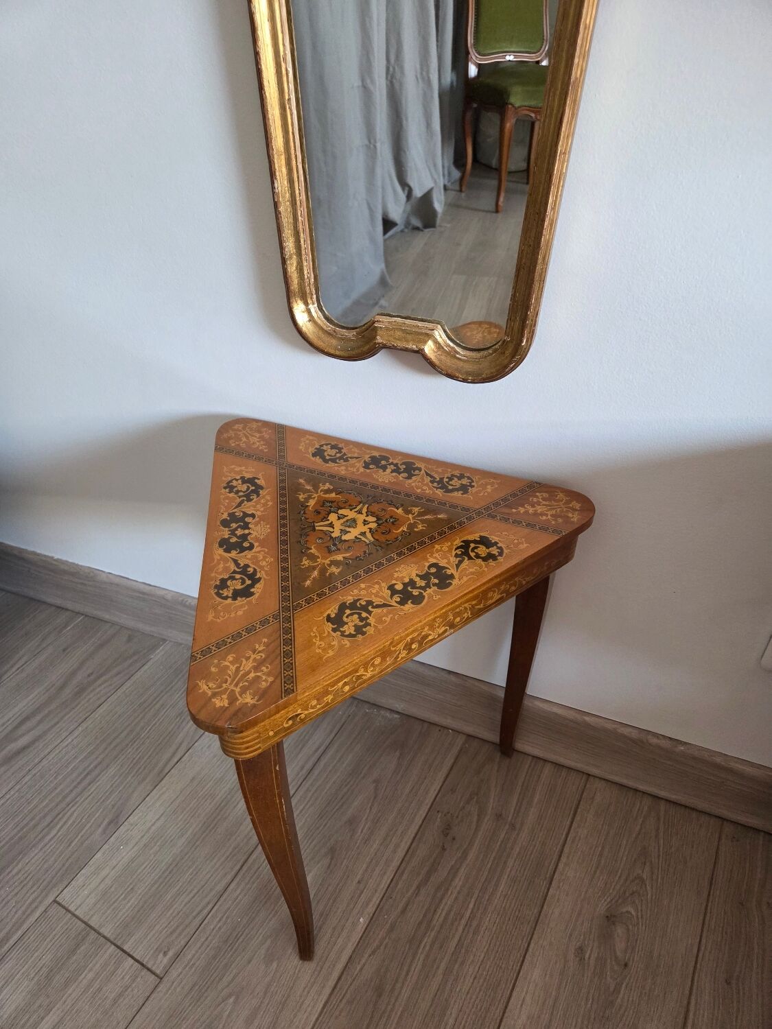 Musical table in the Sorrento style