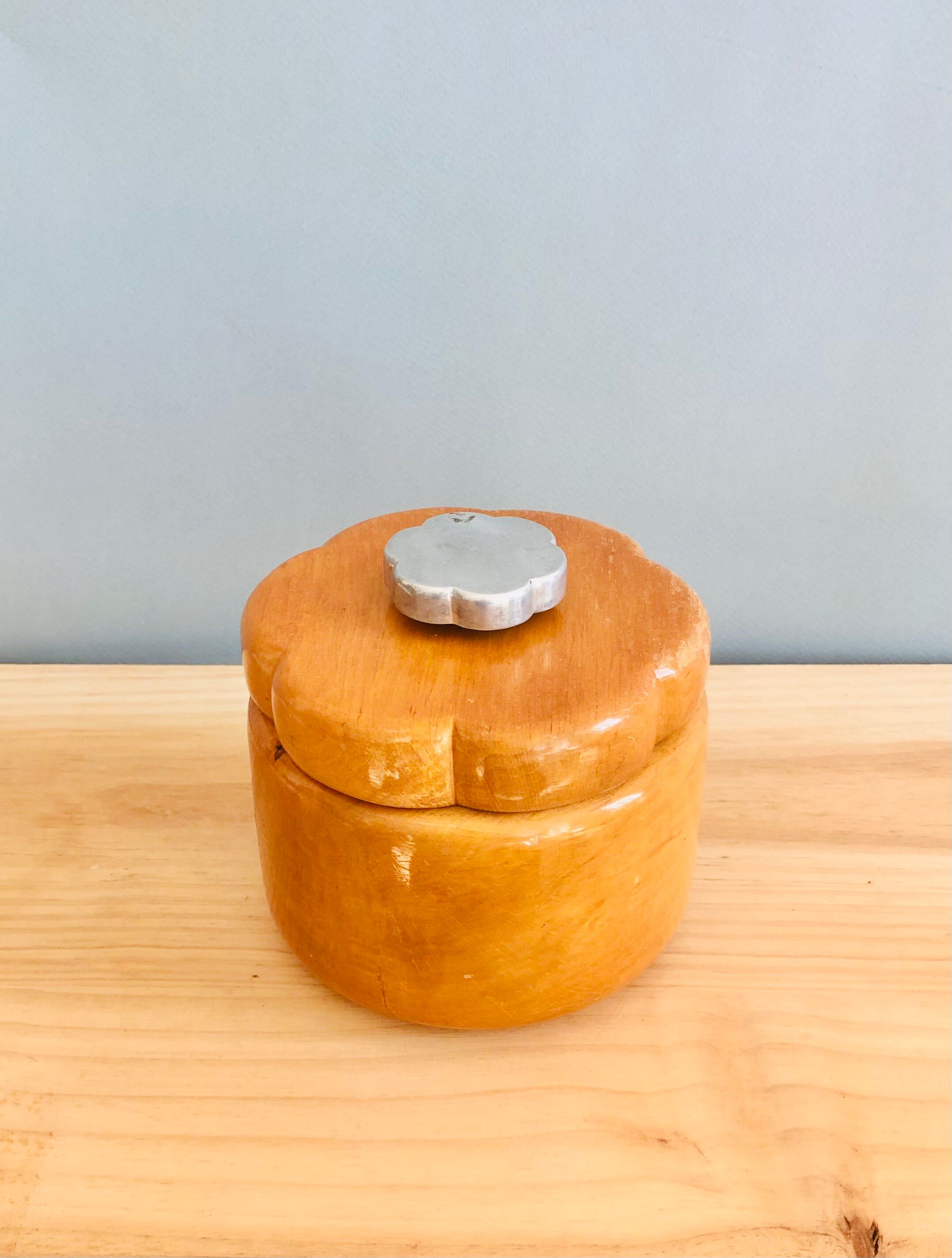 Vintage box in varnished wooden flower lid