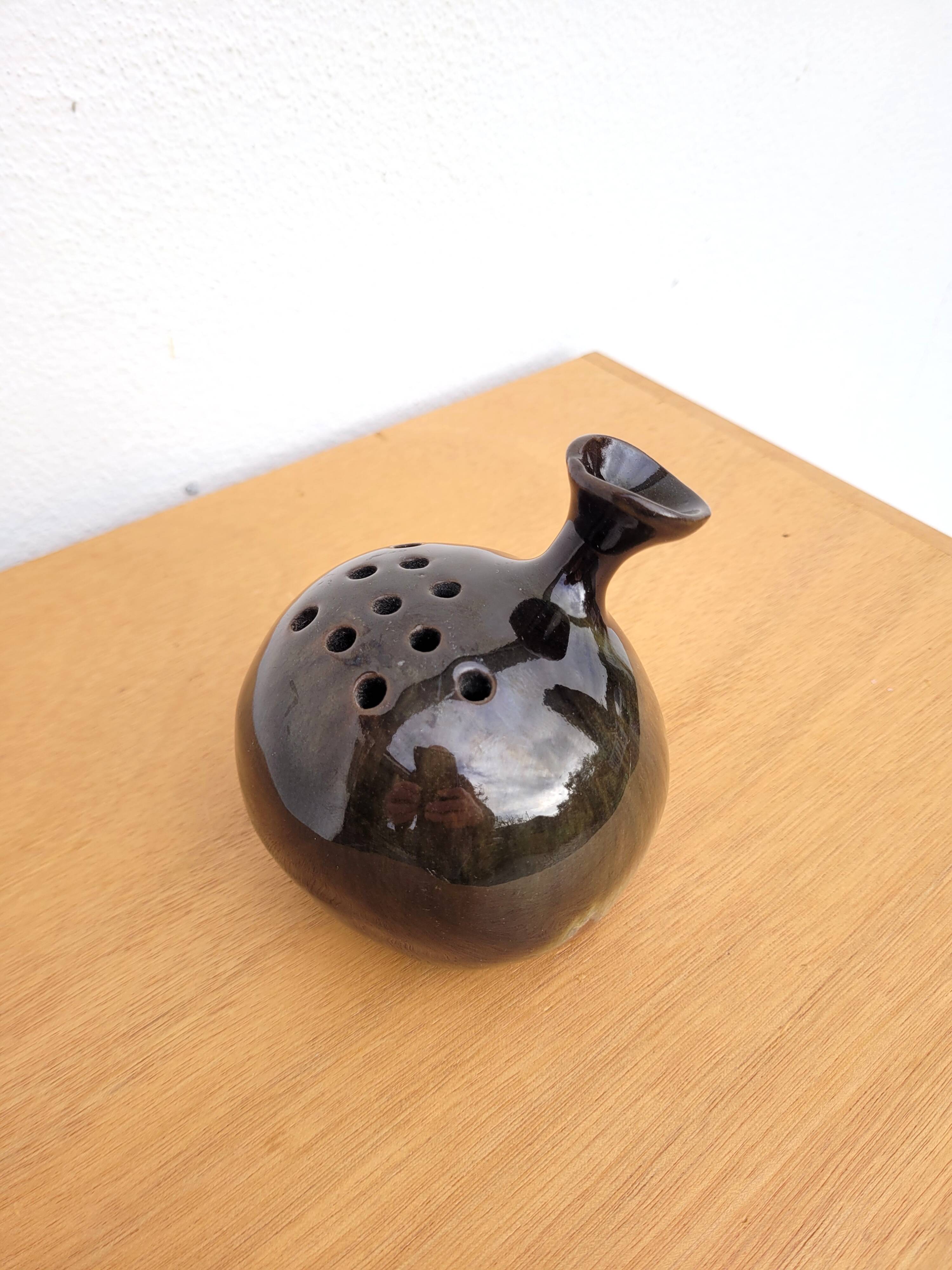 E. Eussa ceramic flower pick