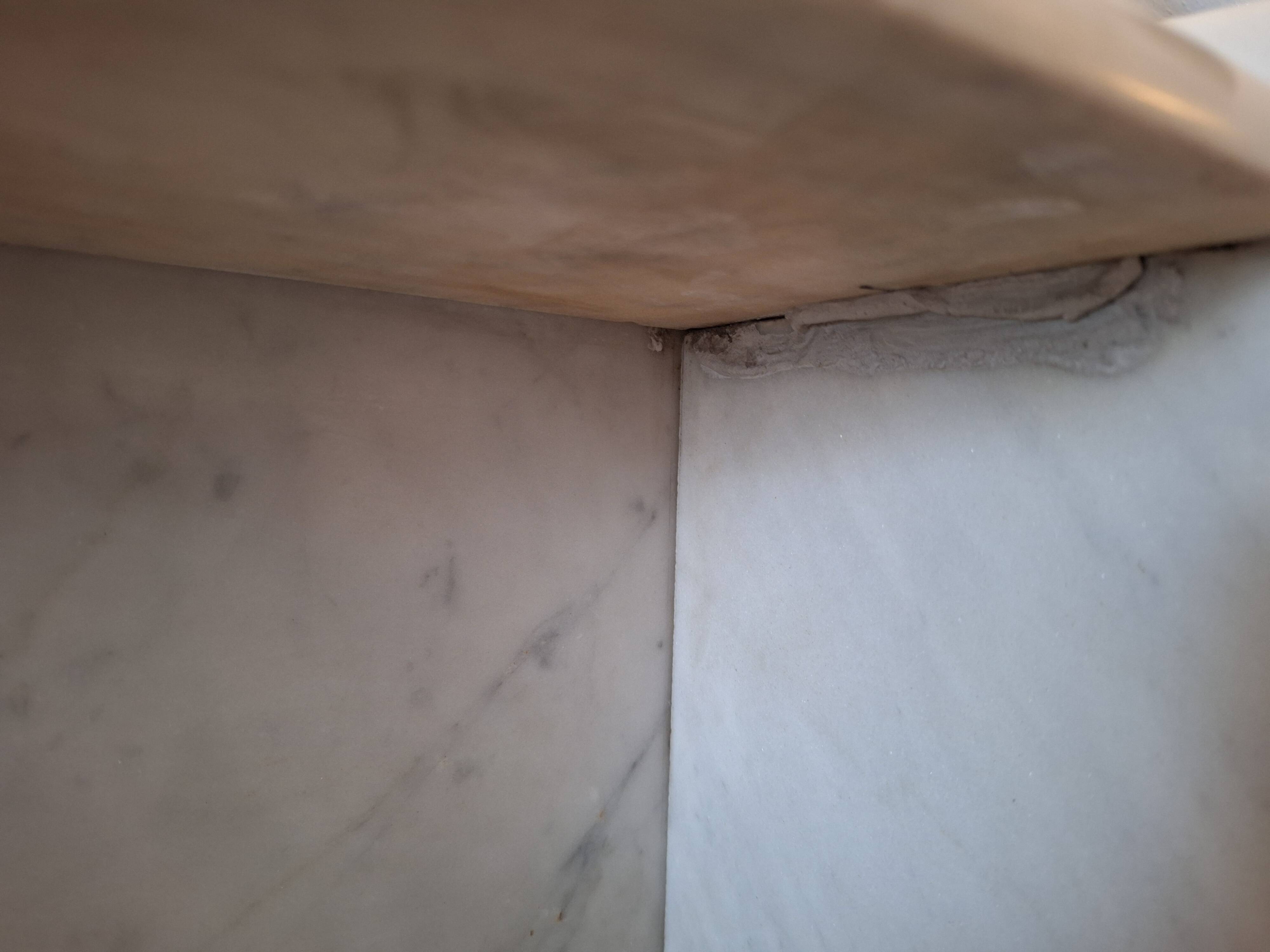 Ancien meuble de salle de bain avec marbre