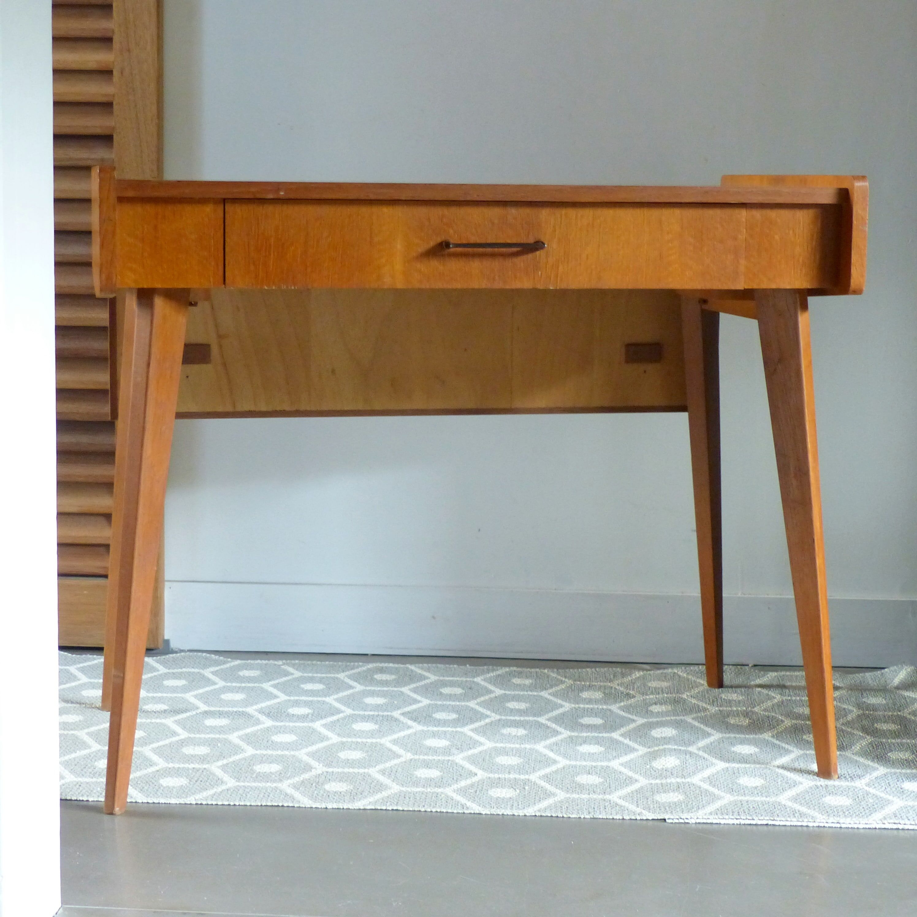 Bureau moderniste à pieds compas