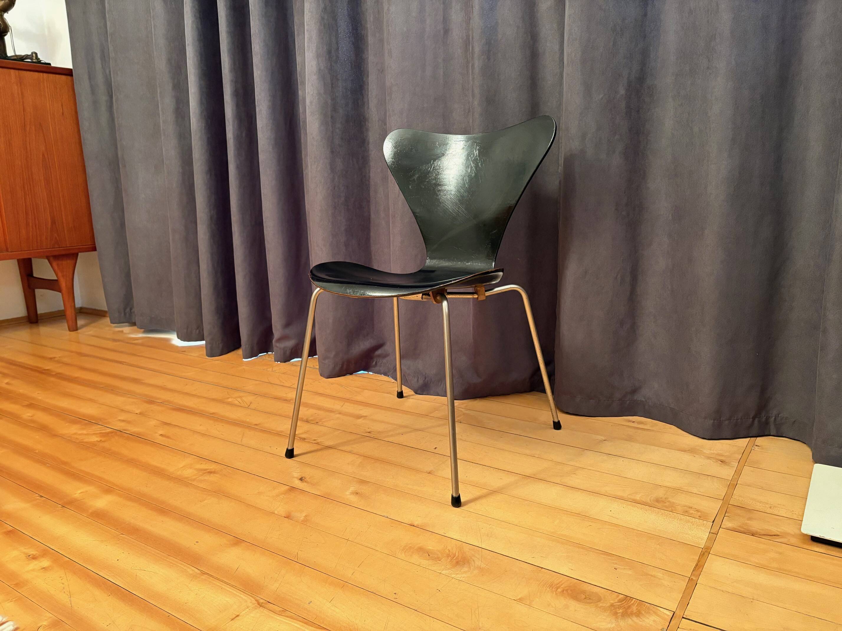 Chair model 3107 designed by Arne Jacobsen, Fritz Hansen, Denmark, 1956