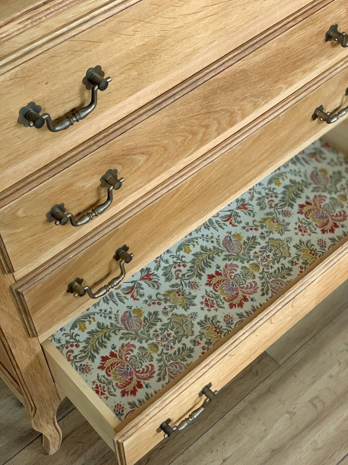 Commode bois brut vintage fleuri relooké