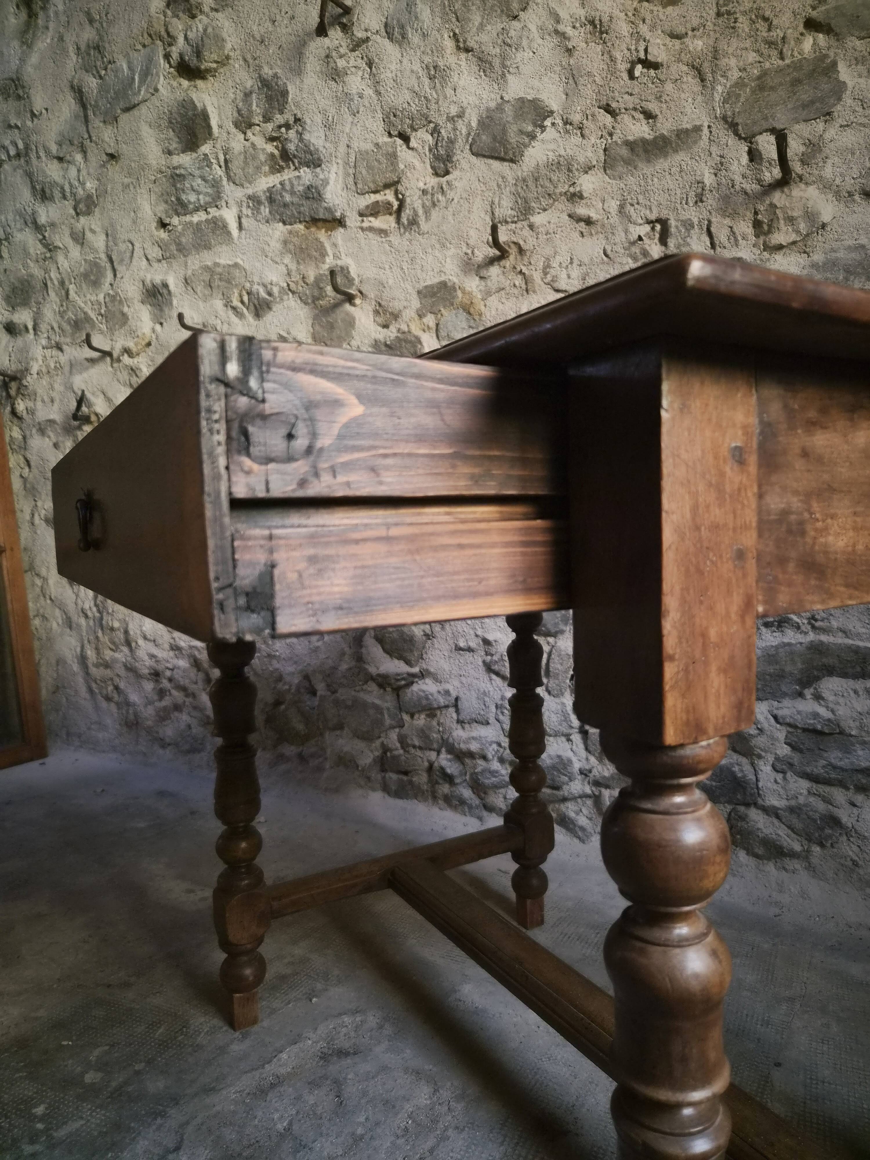 Table d'écriture française ancienne en noyer, bureau du XVIIIe siècle avec tiroir, vers 1750–1800