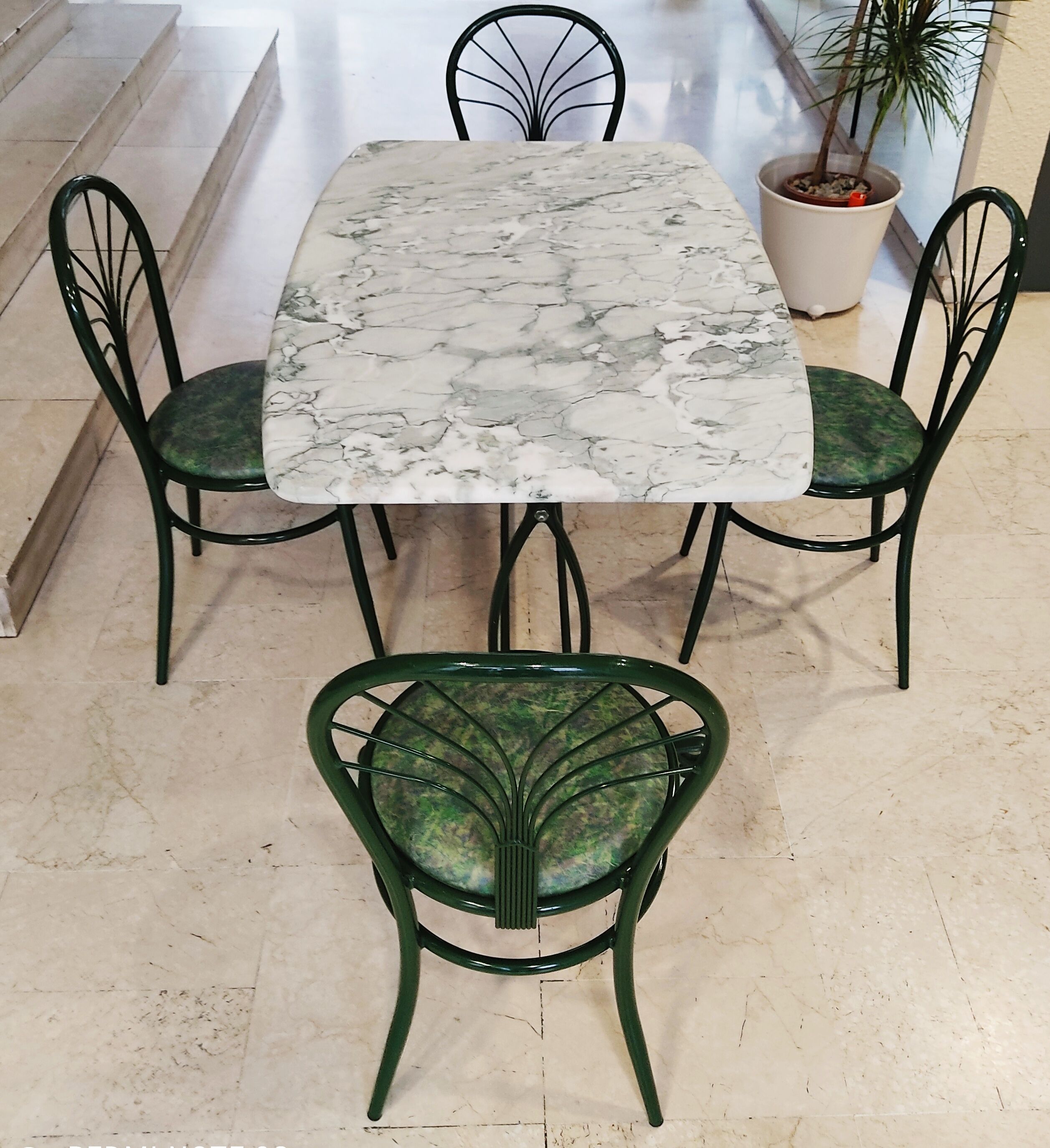 Table à manger en marbre, pieds fonte verts et 4 chaises tube acier assorties revêtement simili cuir
