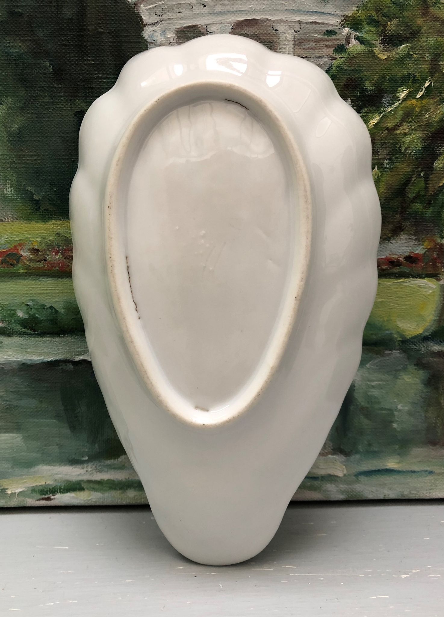 Empty pocket in fine antique porcelain, shell-shaped