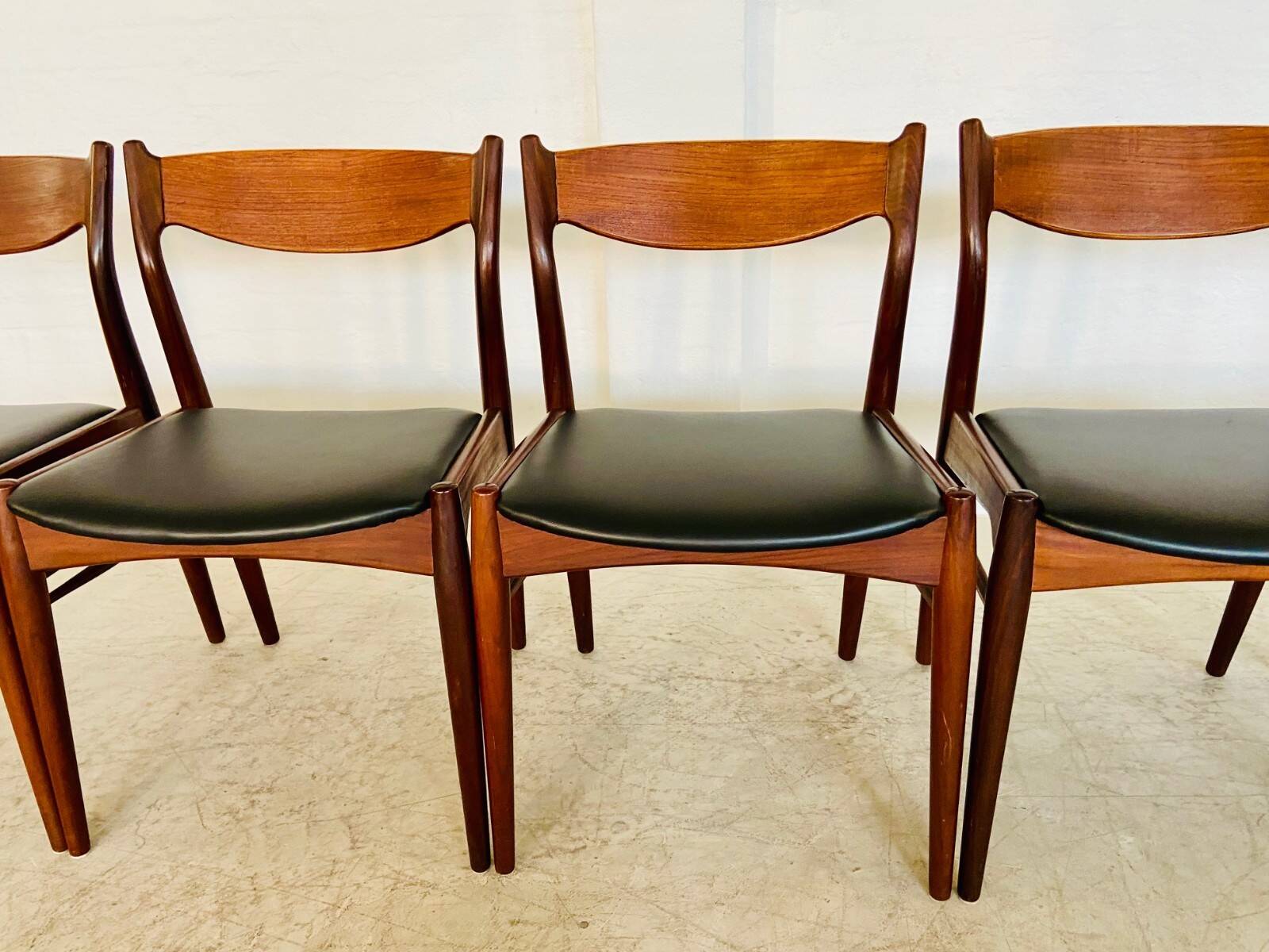 Danish vintage Arne Wahl Iversen teak and leather dining chairs model 26 - 1960s