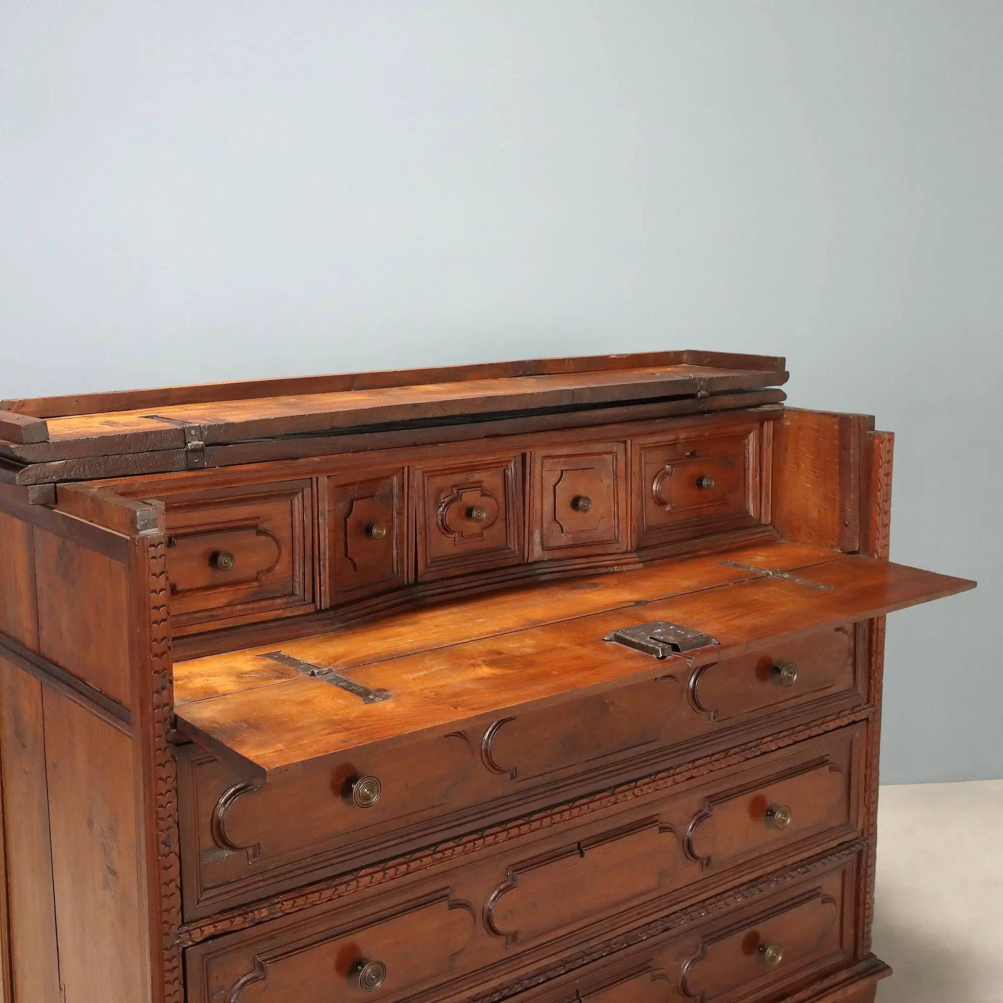 Antique baroque walnut chest of drawers with 4 drawers, 17th century.