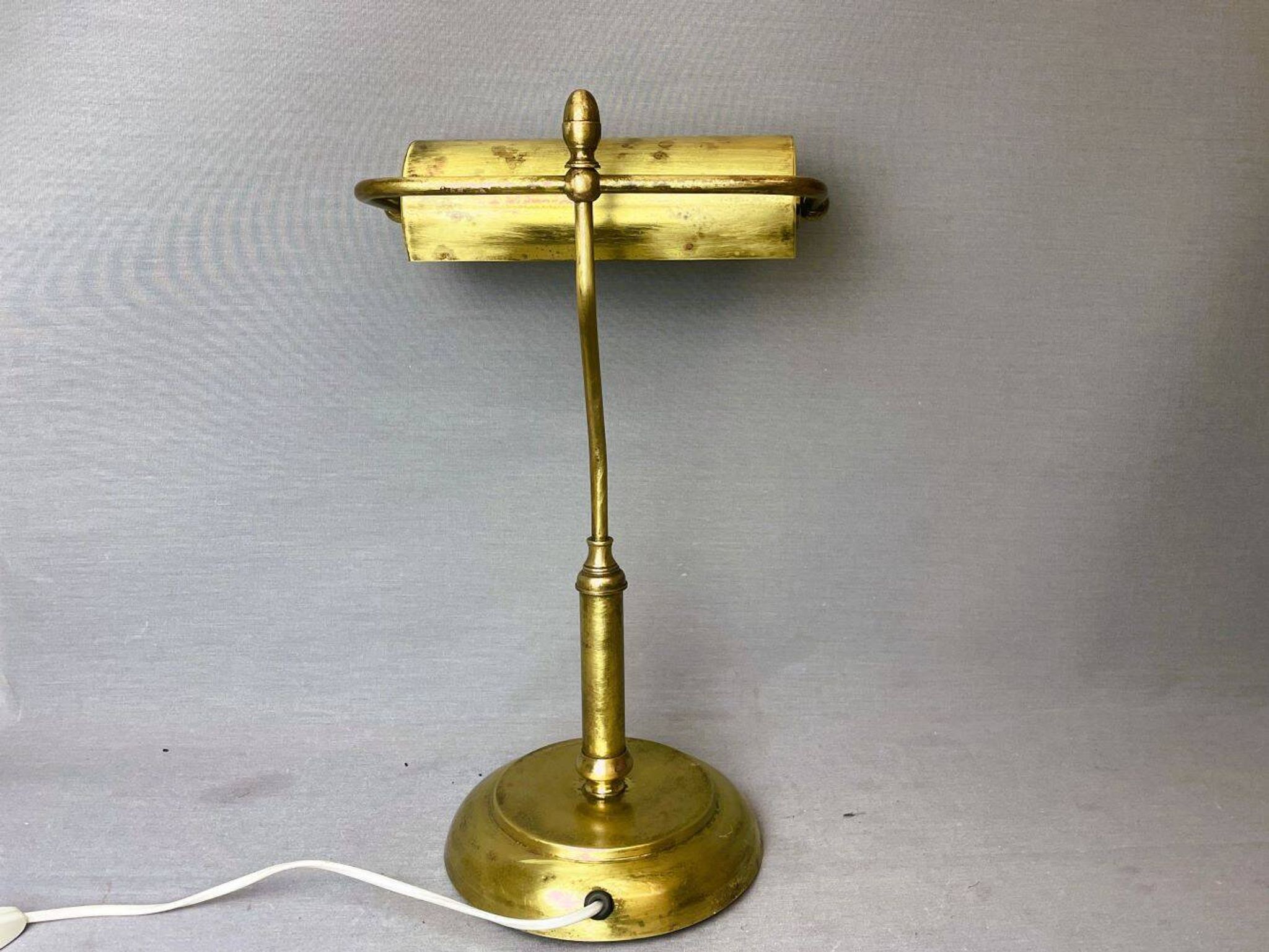 Lampe de table de bureau de banquier portugais en laiton 1940