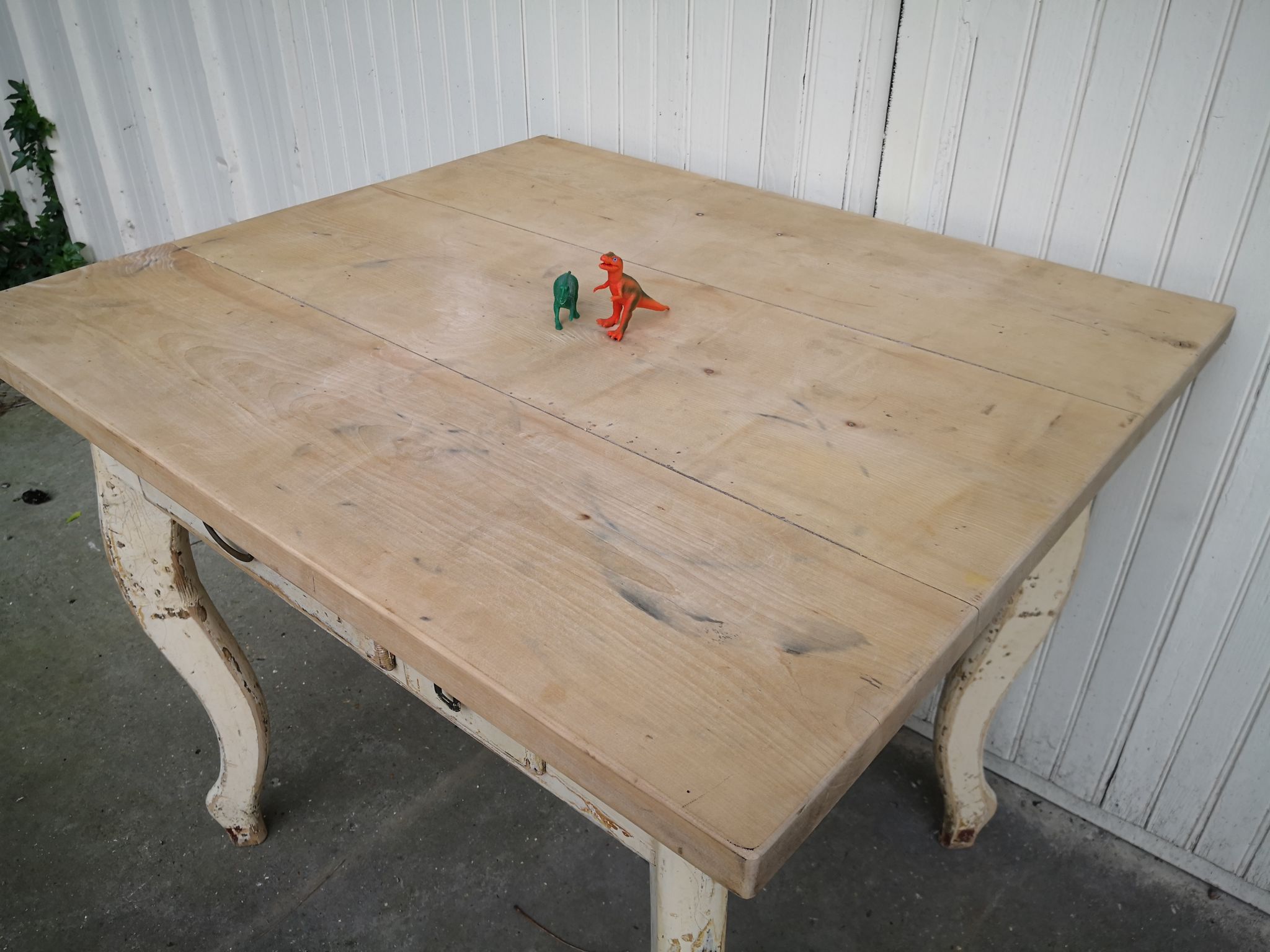 Table de cuisine vintage en bois, pieds courbés