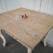 Table de cuisine vintage en bois, pieds courbés