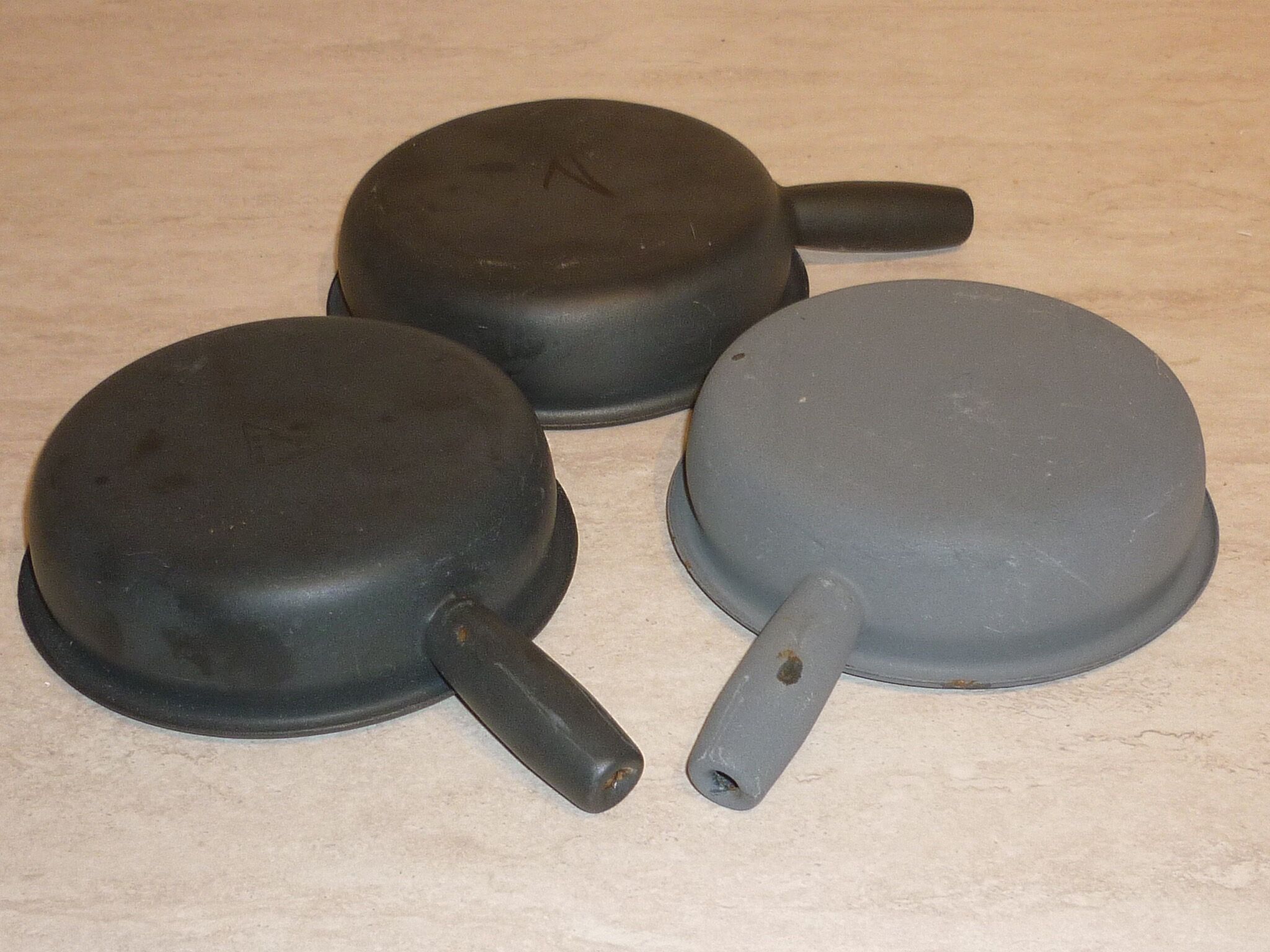 Set of 3 colored iron pans