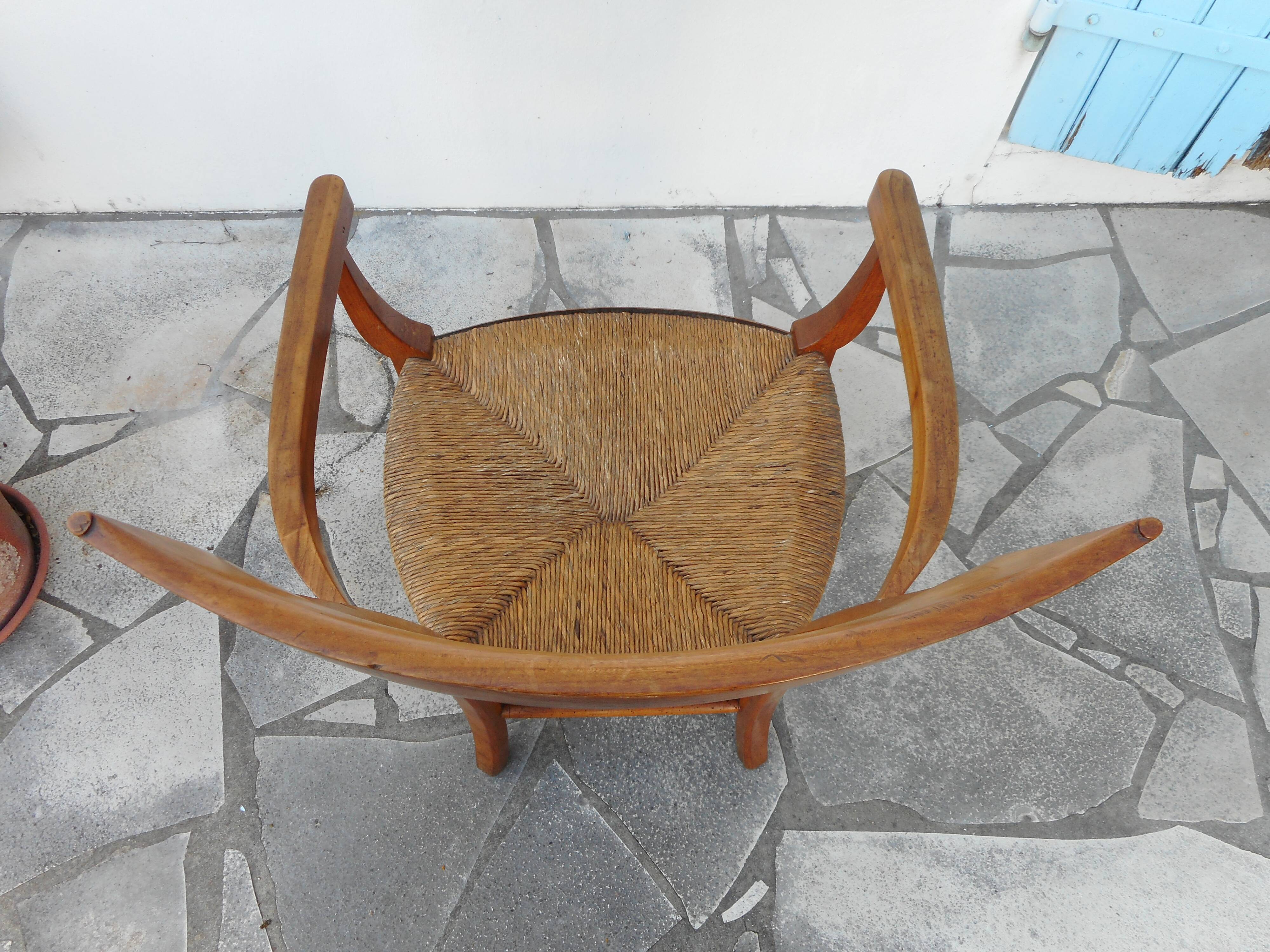Antique armchair in wood and straw