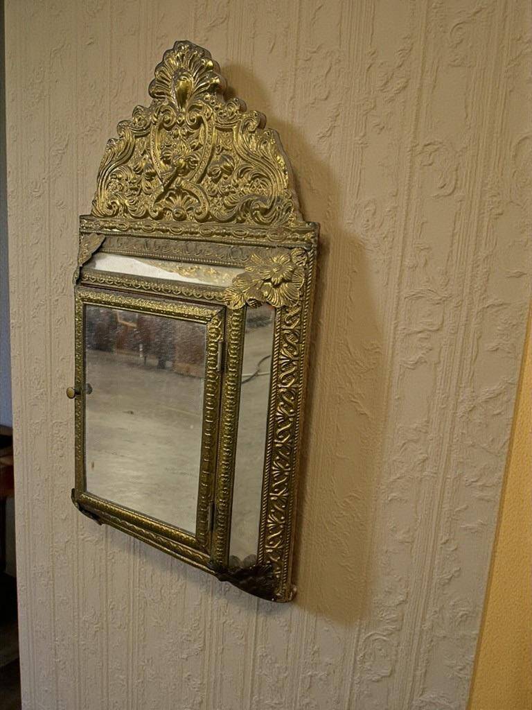 Wall cabinet / vintage mirror in gilded brass